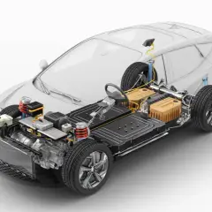 Przekrój samochodu elektrycznego ukazujący jego serce: dużą baterię pod podłogą, silnik i inne komponenty.