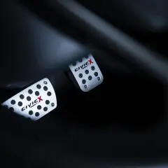 Metalowe pedały w automacie z napisem CIVIC X, gotowe do jazdy.