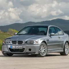 Srebrne BMW E46 coupe na tle górskiego krajobrazu.