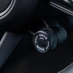 Pokrętło wyboru trybu jazdy "DRIVE MODE" na kierownicy samochodu.