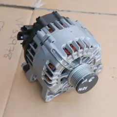 Alternator samochodowy z widocznymi uzwojeniami i oznaczeniem 1.6 HDI.