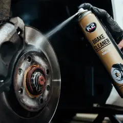 Czyszczenie hamulców preparatem K2 Brake Cleaner. Upewnij się, że tarcza hamulcowa nie osiągnęła minimalnej grubości.
