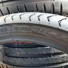 Czarne opony motocyklowe ułożone jedna na drugiej. Widoczny napis "90/90-21M/C 54H" wyjaśnia, co to jest profil opony.