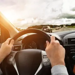 Ręce na kierownicy, słońce świeci. Czujesz lekkie bicie maglownicy przy hamowaniu na drodze.