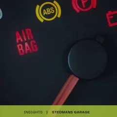 Kontrolka poduszki powietrznej świeci się na desce rozdzielczej Renault, wskazując potencjalny problem, np. DTC B1570.