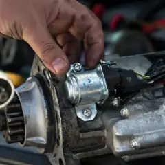 Mechanik sprawdza bendiks rozrusznika, gdy pojawiają się objawy awarii.