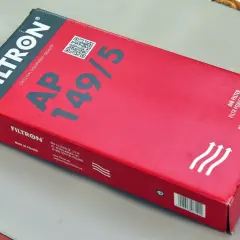 Czerwone pudełko z napisem FILTRON i oznaczeniem AP 149/5. To filtr powietrza w samochodzie, gotowy do montażu.