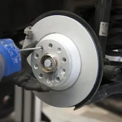 Mechanik wymienia tarcze hamulcowe. Sprawdź, co ile wymiana tarcz hamulcowych jest zalecana dla Twojego auta.