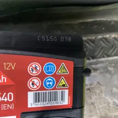 Kod na akumulatorze Varta: C5156 078. Jak odczytać rok produkcji akumulatora Varta? Ostatnie dwie cyfry kodu to rok produkcji.