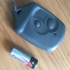 Czarny pilot samochodowy i bateria Energizer A23. Czas na wymianę baterii w pilocie samochodowym, aby znów działał bez zarzutu.
