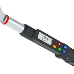 Cyfrowy klucz dynamometryczny z wyświetlaczem pokazującym 137 in lb.