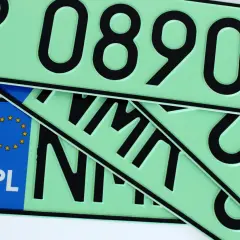 Zielone tablice rejestracyjne z numerem "08903" i "PL" wskazują na pojazdy elektryczne.