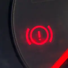 Czerwona kontrolka wykrzyknik w kółku na desce rozdzielczej sygnalizuje problem z hamulcami.