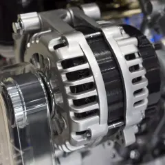 Błyszczący alternator w aucie, kluczowy element układu elektrycznego, gotowy do ładowania akumulatora i zasilania wszystkich systemów pojazdu.