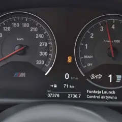 Zbliżenie na deskę rozdzielczą samochodu z włączoną funkcją Launch Control.