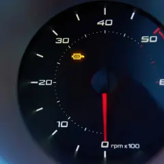 Na desce rozdzielczej świeci się kontrolka DPF w samochodzie, sygnalizując problem z filtrem cząstek stałych.