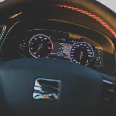 Deska rozdzielcza Seat Ibiza 4. Widok na zegary, nawigację i kierownicę. Szukasz opisu bezpieczników?
