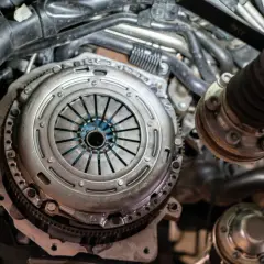 Mechanizm sprzęgła w samochodzie, gotowy do odpowietrzenia. Widać tarczę dociskową i inne elementy układu napędowego.
