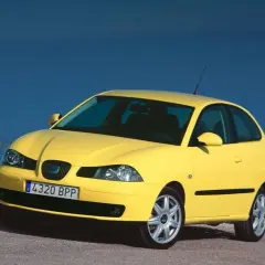 Żółty Seat Ibiza III z przodu, na tle niebieskiego nieba.