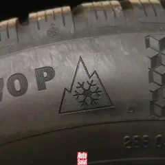 Symbol góry ze śnieżynką na oponie oznacza, że jest to opona zimowa. To kluczowa informacja, co oznacza m+s na oponie, bo M+S to błoto i śnieg, ale ten symbol jest gwarancją lepszych osiągów zimą.