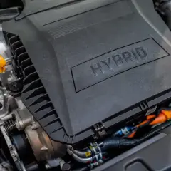 Silnik hybrydowy Toyoty Yaris. Akumulator 12V znajduje się pod osłoną z napisem HYBRID.