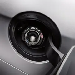 Zbliżenie na wlew paliwa z napisem "Easy Fuel". Nie trzeba odkręcać korka, aby zatankować.
