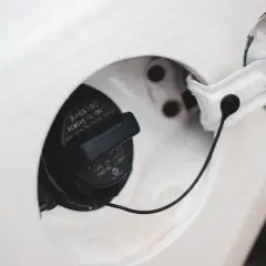 Odkręcony korek wlewu paliwa, gdzie jest odpowietrznik zbiornika paliwa. Na korku ostrzeżenie o powolnym odkręcaniu.