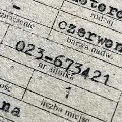 Numer silnika w dowodzie rejestracyjnym: 023-673421. Dokument zawiera też informacje o kolorze czerwonym i rodzaju "motorower".