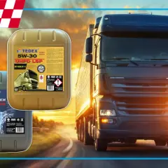 Olej 15w40 jaki to olej? Dwa kanistry oleju Tedex dla ciężarówek i silników benzynowych na tle jadącej ciężarówki.