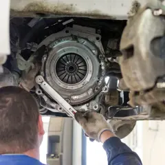 Mechanik dokręca śruby nowego sprzęgła. Czas wymiany sprzęgła zależy od modelu auta i dostępności części.