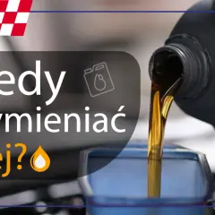 Nalewanie oleju silnikowego z czarnego kanistra do niebieskiego lejka.