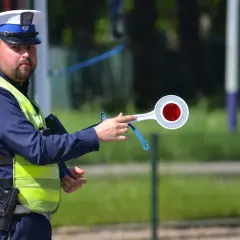 Policjant z lizakiem w ręku, z pistoletem przy pasie. Nawet z 24 punktami karnymi wciąż masz prawo jazdy.