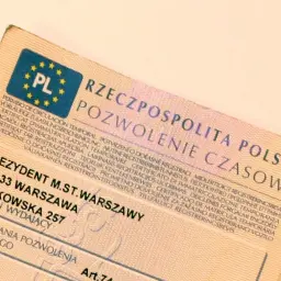 Polskie tymczasowe pozwolenie na pojazd z oznaczeniami PL. Dokument wydany w Warszawie.