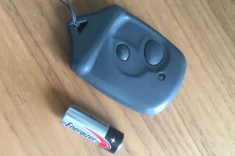 Czarny pilot samochodowy i bateria Energizer A23. Czas na wymianę baterii w pilocie samochodowym, aby znów działał bez zarzutu.