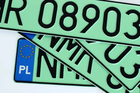 Zielone tablice rejestracyjne z numerem "08903" i "PL" wskazują na pojazdy elektryczne.