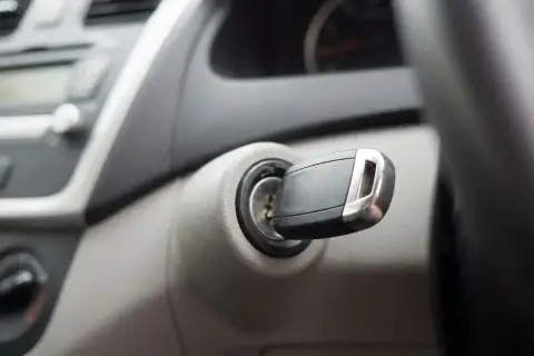 Kluczyk w stacyjce samochodu. Czy to immobilizer co to? Zabezpieczenie przed kradzieżą.