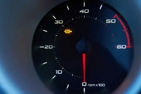 Na desce rozdzielczej świeci się kontrolka DPF w samochodzie, sygnalizując problem z filtrem cząstek stałych.
