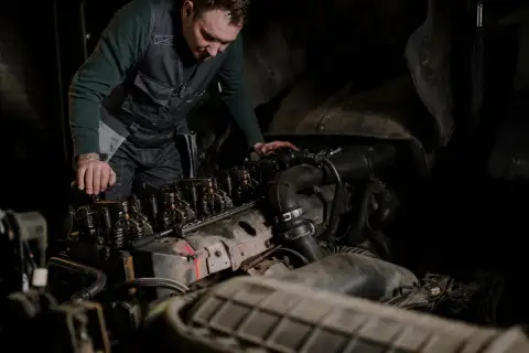 Mechanik bada silnik po jednorazowym przegrzaniu, szukając przyczyny problemu.