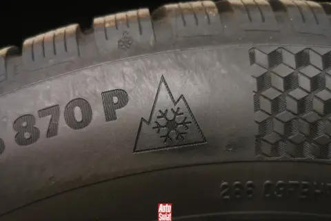 Symbol góry ze śnieżynką na oponie oznacza, że jest to opona zimowa. To kluczowa informacja, co oznacza m+s na oponie, bo M+S to błoto i śnieg, ale ten symbol jest gwarancją lepszych osiągów zimą.