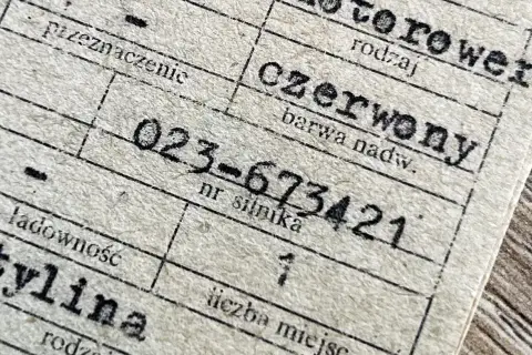 Numer silnika w dowodzie rejestracyjnym: 023-673421. Dokument zawiera też informacje o kolorze czerwonym i rodzaju "motorower".