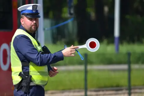 Policjant z lizakiem w ręku, z pistoletem przy pasie. Nawet z 24 punktami karnymi wciąż masz prawo jazdy.