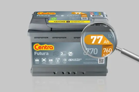 Akumulator samochodowy Centra Futura 77 Ah. Powiększenie ukazuje pojemność akumulatora samochodowego 77 Ah.