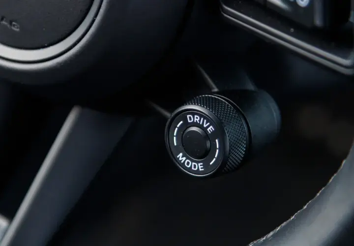 Pokrętło wyboru trybu jazdy "DRIVE MODE" na kierownicy samochodu.