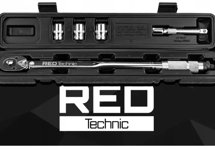Zestaw kluczy dynamometrycznych RED Technic w czarnym etui.
