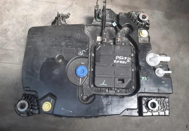 Zbiornik płynu FAP do Peugeot 508 2.0 HDI. Znajduje się tuż pod podłogą pojazdu, po prawej stronie.