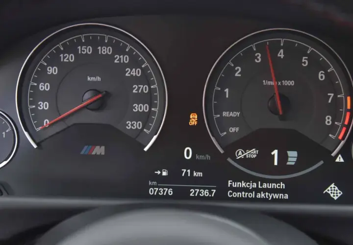 Zbliżenie na deskę rozdzielczą samochodu z włączoną funkcją Launch Control.