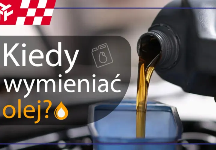 Nalewanie oleju silnikowego z czarnego kanistra do niebieskiego lejka.