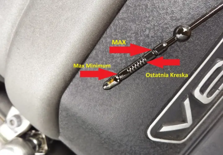 Prawidłowy poziom oleju na bagnecie Seat Altea, między oznaczeniami "Max Minimum" a "Ostatnia Kreska", blisko "MAX".