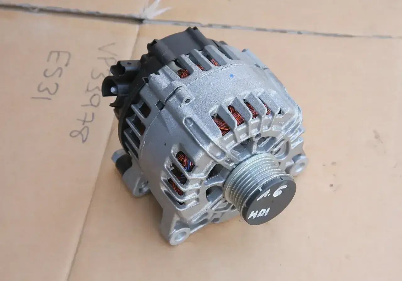 Alternator samochodowy z widocznymi uzwojeniami i oznaczeniem 1.6 HDI.