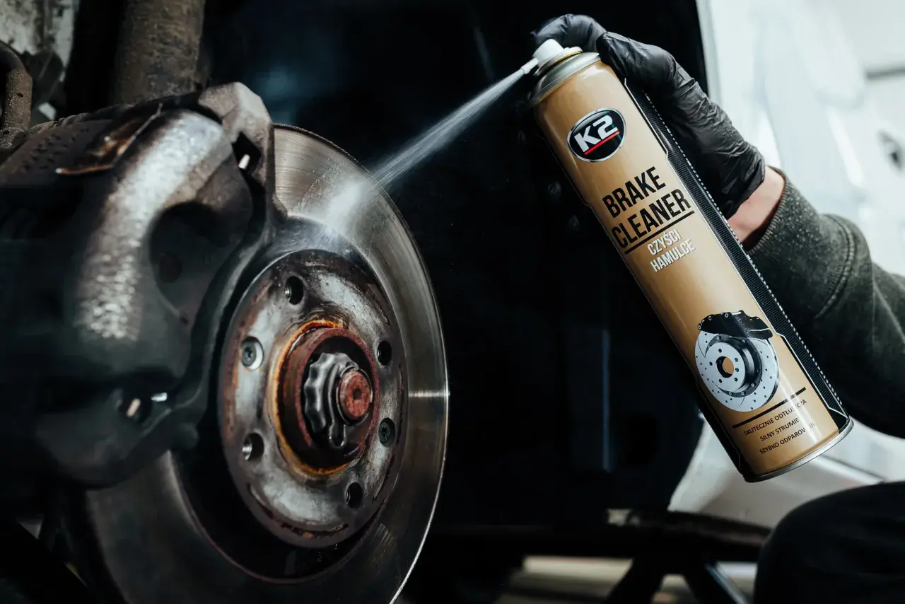 Czyszczenie hamulców preparatem K2 Brake Cleaner. Upewnij się, że tarcza hamulcowa nie osiągnęła minimalnej grubości.